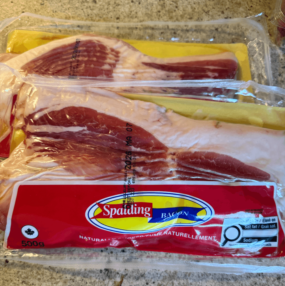 Emballages de bacon Spalding naturellement fum\u00e9 de 500 g achet\u00e9s au Liquidation Marie.