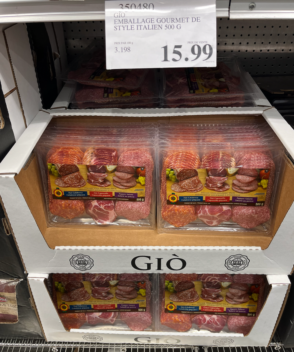 Emballages de charcuterie gourmet de style italien dans le comptoir au Costco.