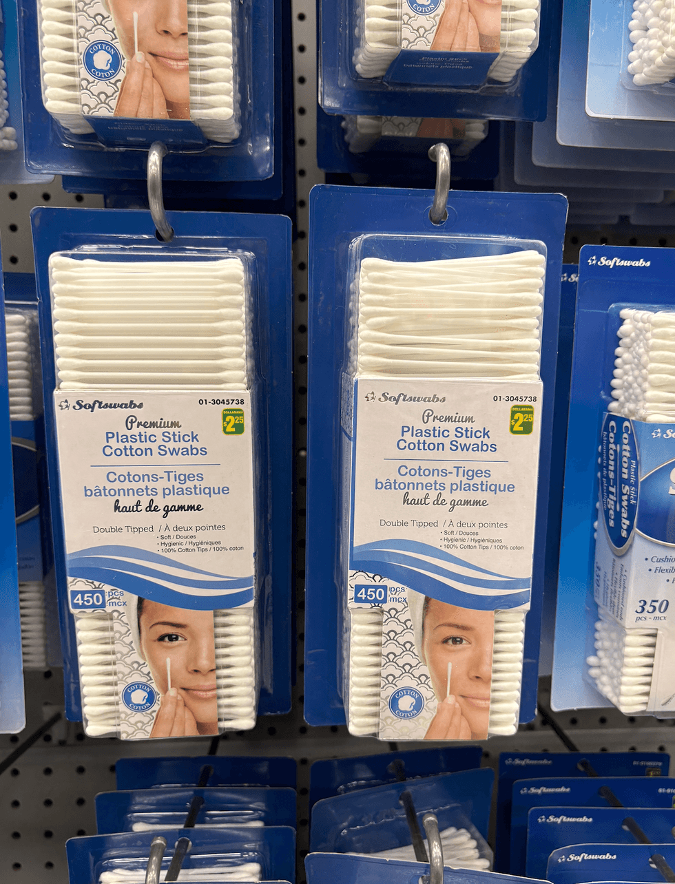 Emballages de cotons-tiges sur les \u00e9tag\u00e8res du Dollarama.
