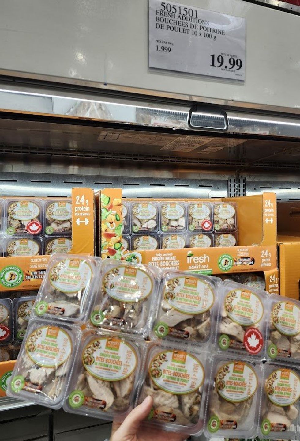 Emballages individuels de poulet cuit.