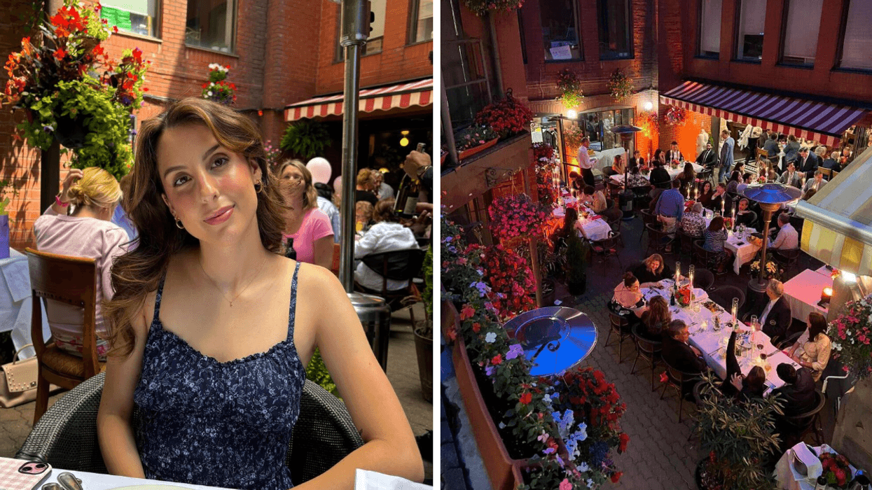 Emma au Café Il Cortile. Droite : La terrasse fleurie du Café Il Cortile.