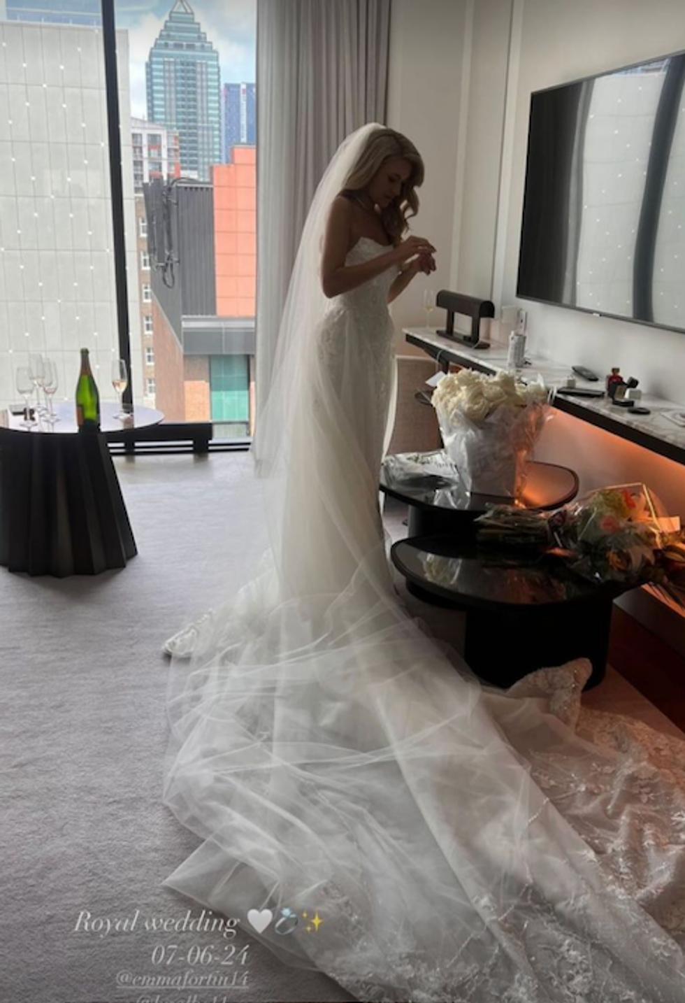 Emma Fortin dans sa robe de mari\u00e9e.