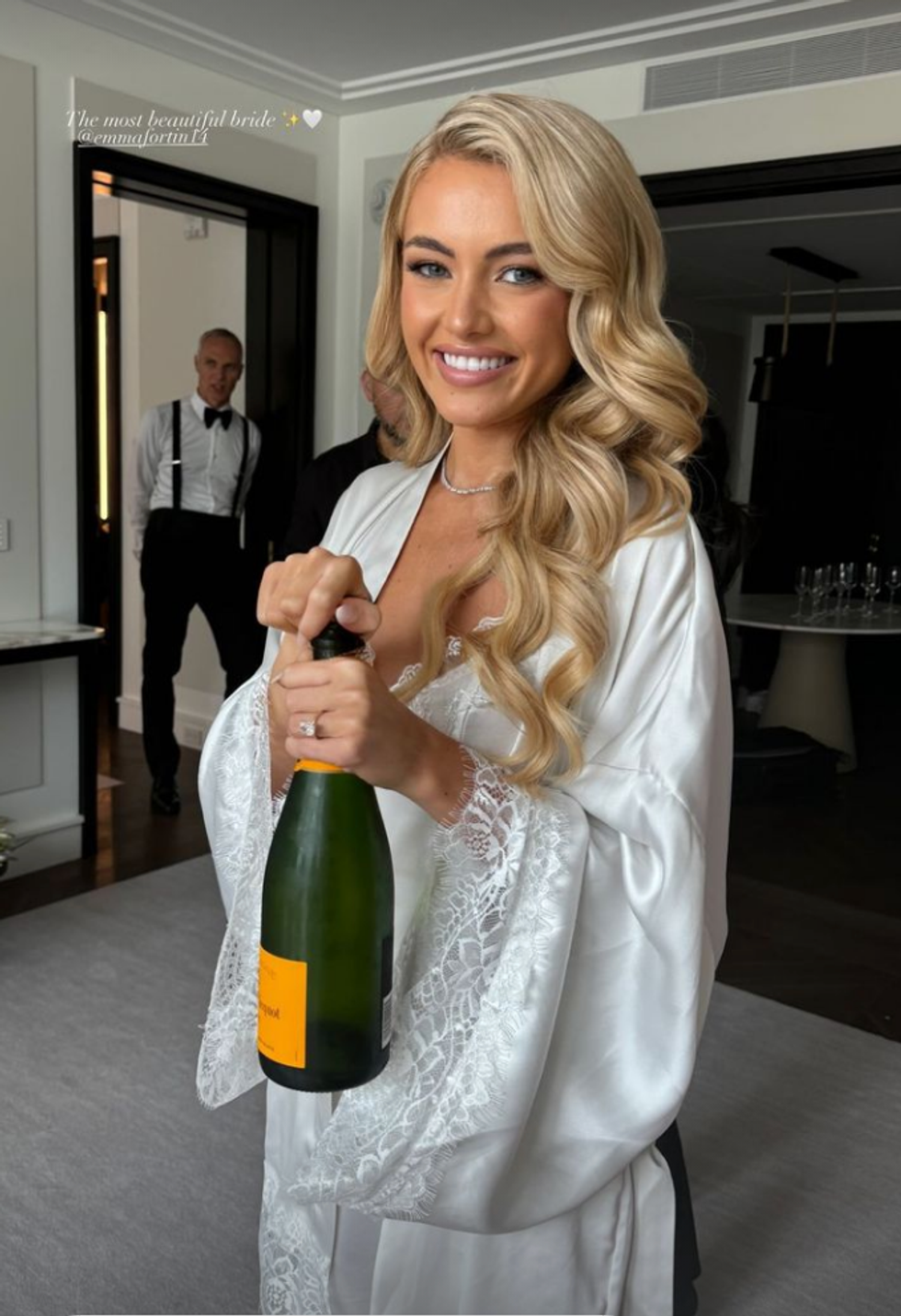 Emma Fortin \u00ab pop \u00bb le champagne dans sa robe de chambre avec ses amies proches.