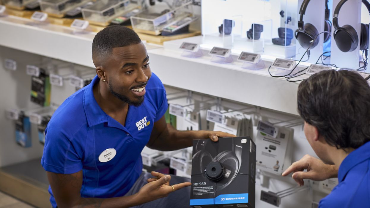 Employé Best Buy avec des écouteurs Sennheiser