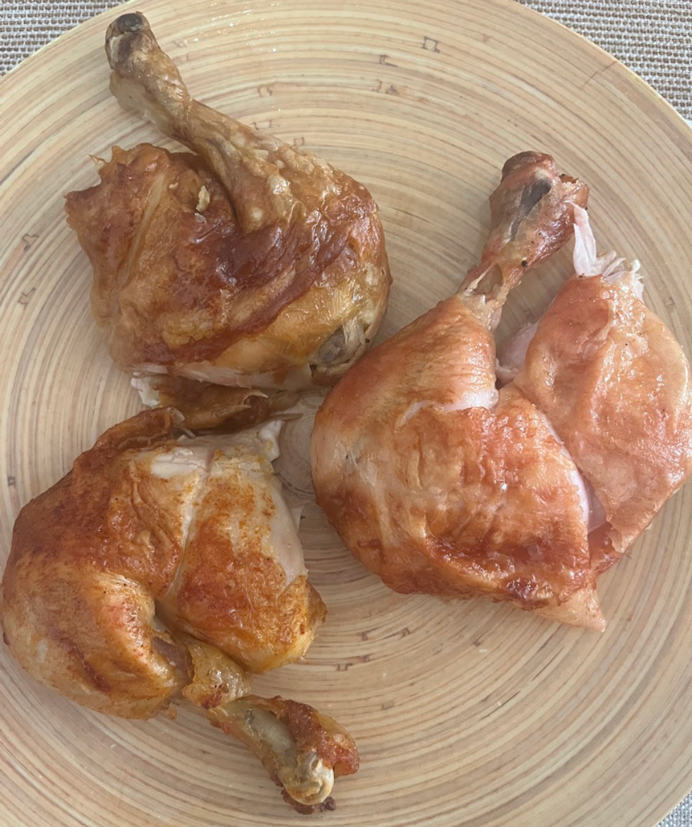 En haut : poulet IGA. En bas \u00e0 gauche : poulet Maxi. \u00c0 droite : poulet Costco.