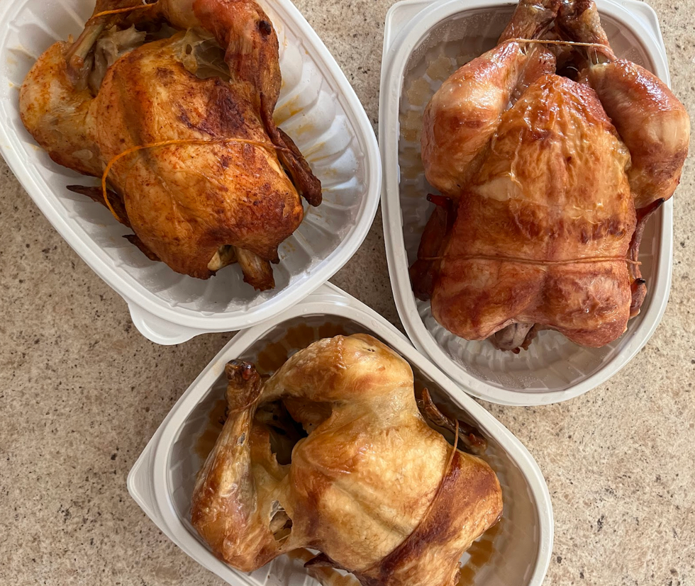 En haut \u00e0 gauche : poulet Maxi. En haut \u00e0 droite : poulet Costco. En bas : poulet IGA.