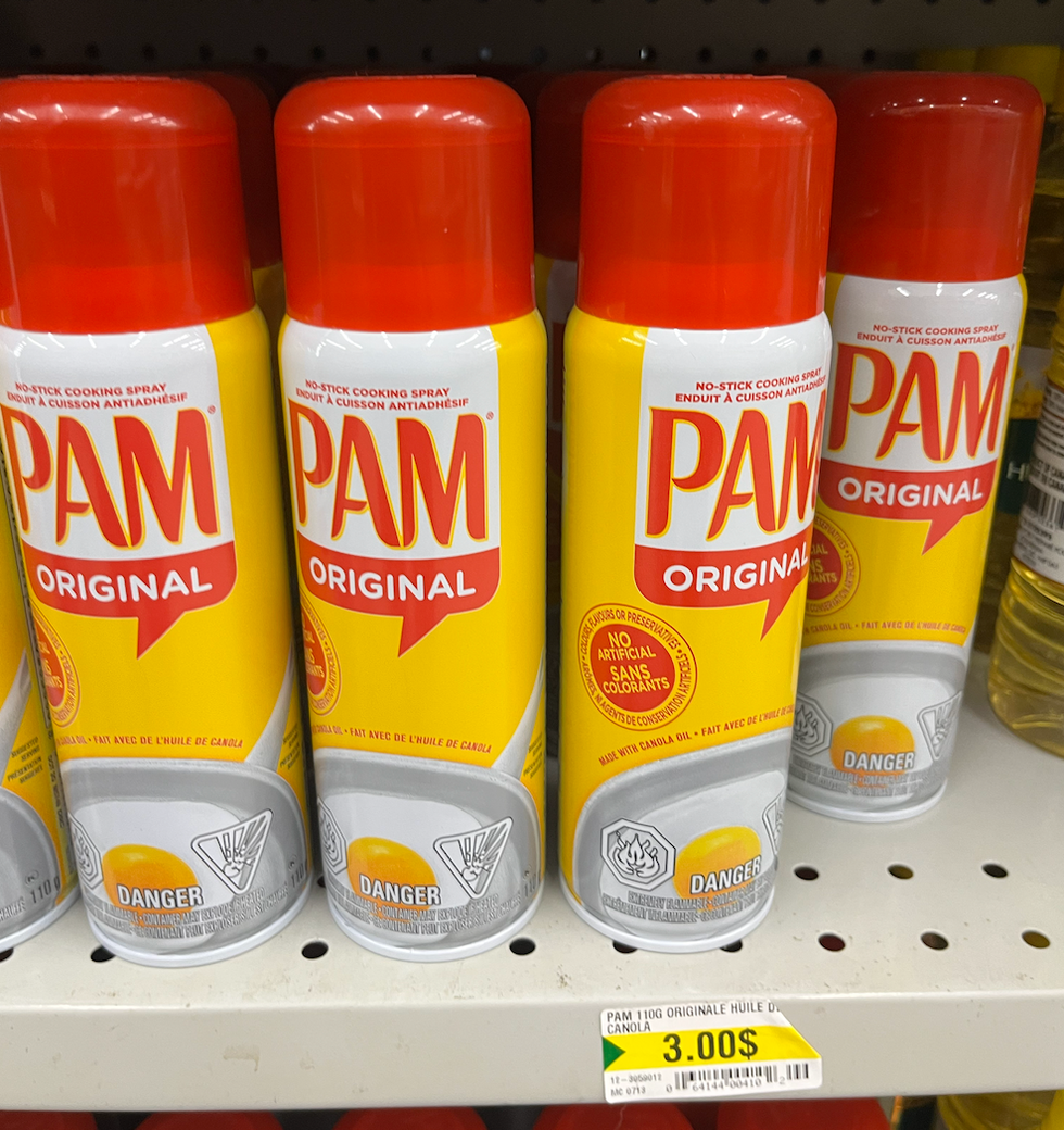 Enduit \u00e0 cuisson antiadh\u00e9sif Pam en a\u00e9rosol sur une tablette du Dollarama.