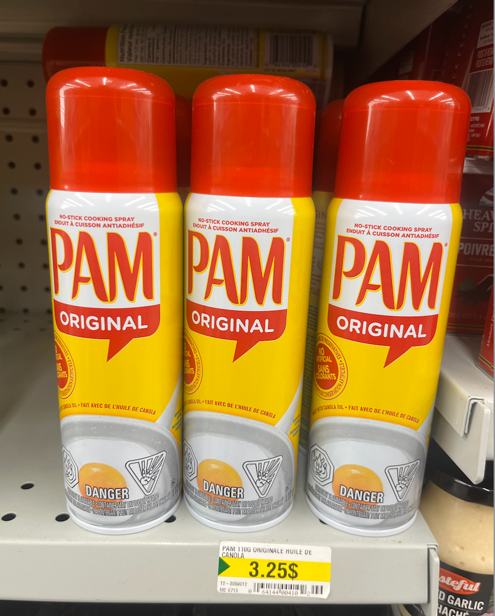 Enduit \u00e0 cuisson antiadh\u00e9sif Pam en a\u00e9rosol sur une tablette du Dollarama.