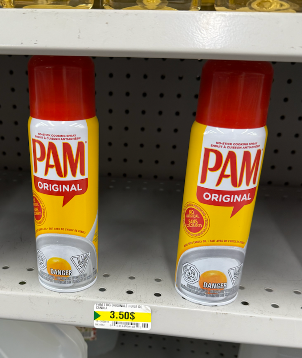Enduit \u00e0 cuisson antiadh\u00e9sif Pam en a\u00e9rosol sur une tablette du Dollarama.