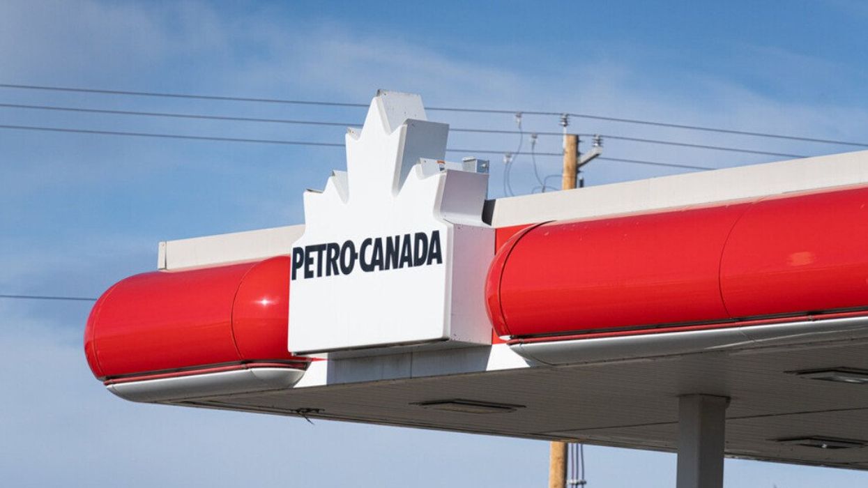 Enseigne d'une station-service Petro-Canada.