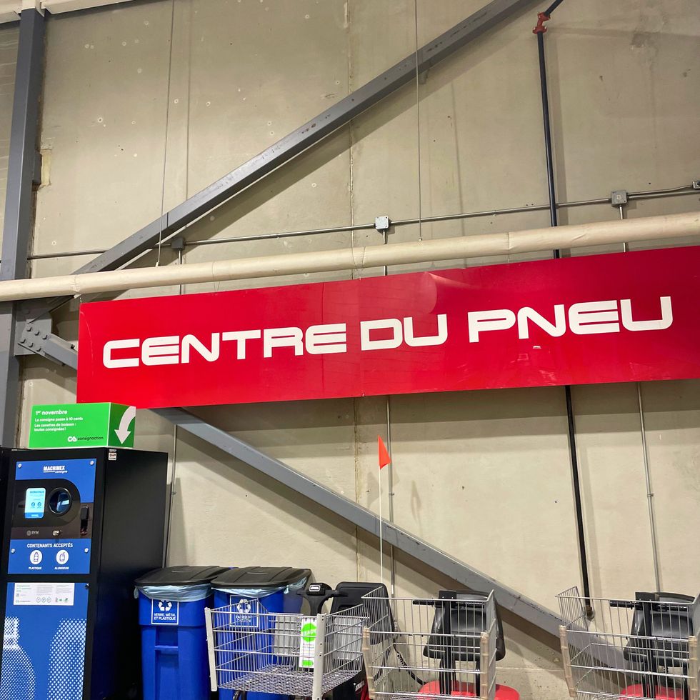 Enseigne o\u00f9 l'on peut lire \u00ab Centre du pneu \u00bb chez Costco.