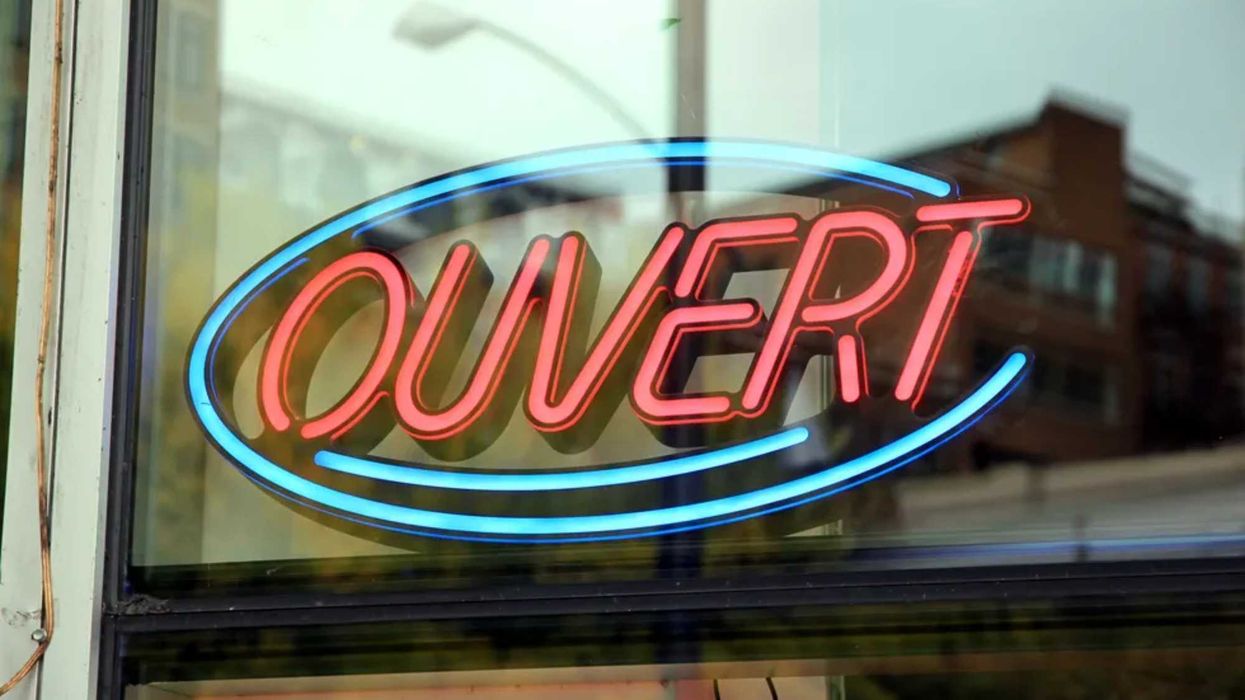 Enseigne « ouvert » dans une porte.