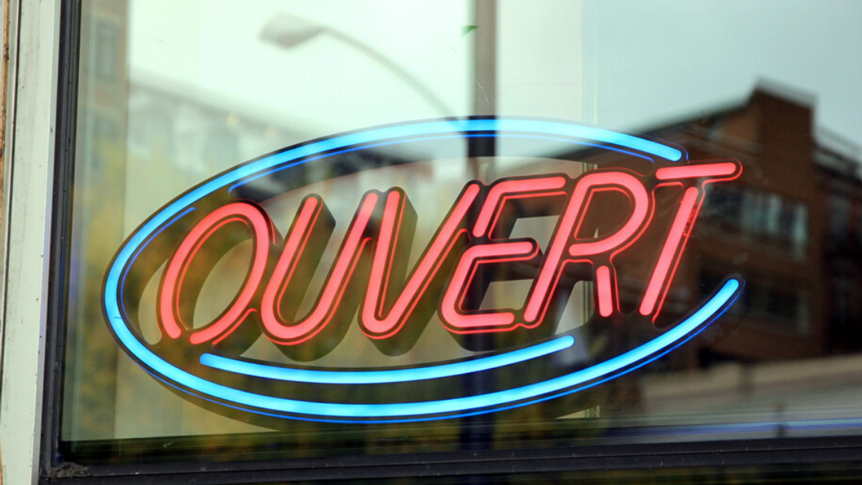 Enseigne « Ouvert ».