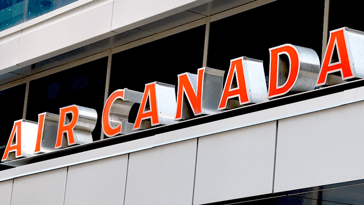 Enseigne rouge d'Air Canada.