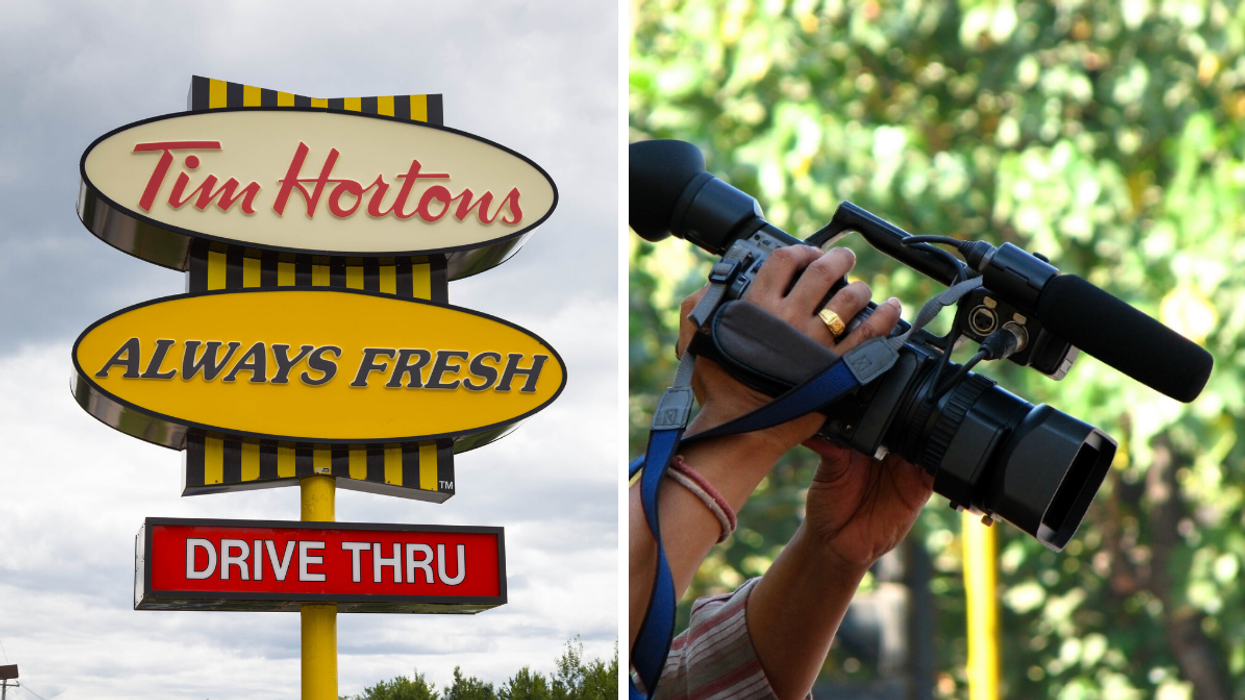 Enseigne Tim Hortons. Droite : Caméra.