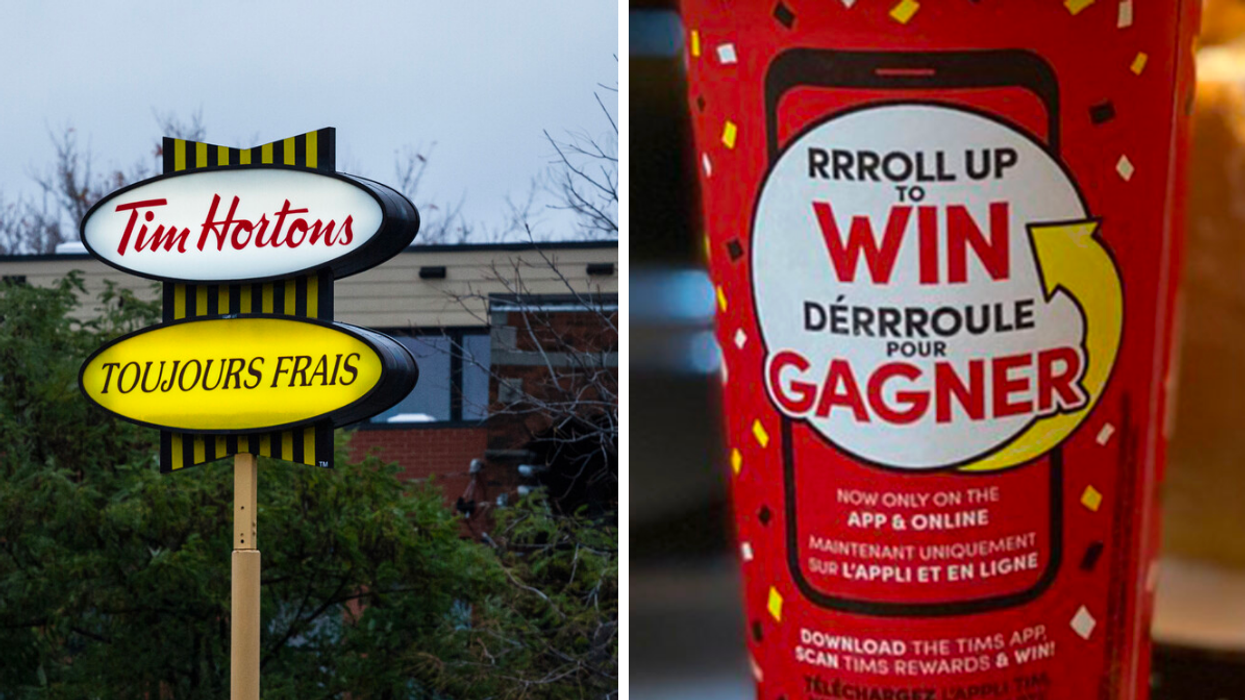 Enseigne Tim Hortons. Droite : Gobelet « Déroule pour gagner » de Tim Hortons.