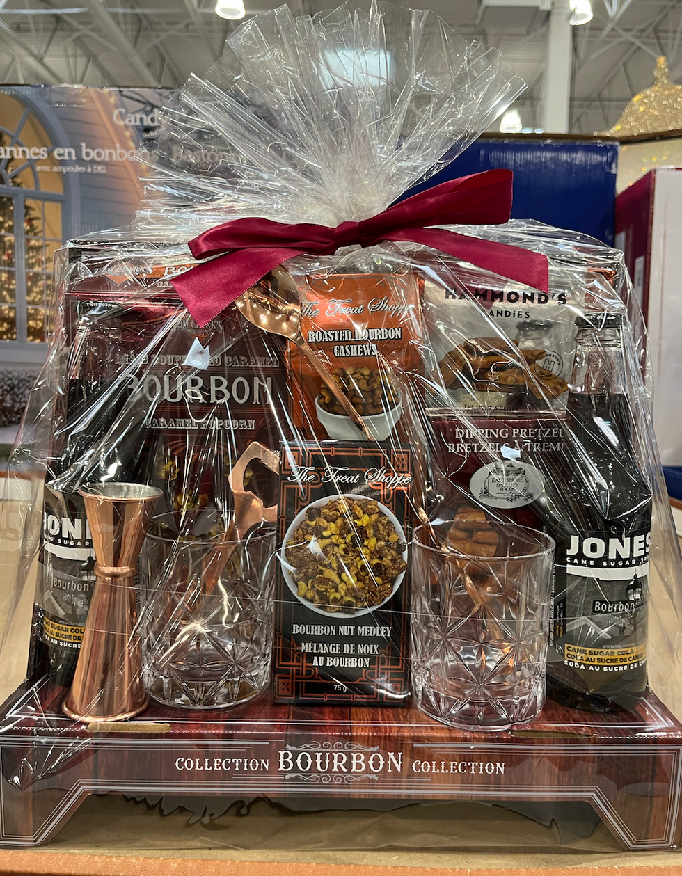 Ensemble-cadeau comprenant plusieurs g\u00e2teries pour les amateurs et amatrices de Bourbon : verres, g\u00e2teries et plus.