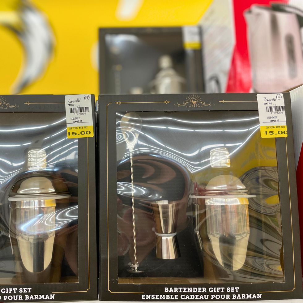 Ensemble cadeau comprenant un m\u00e9langeur, une grande cuill\u00e8re et une mesure \u00e0 boisson.