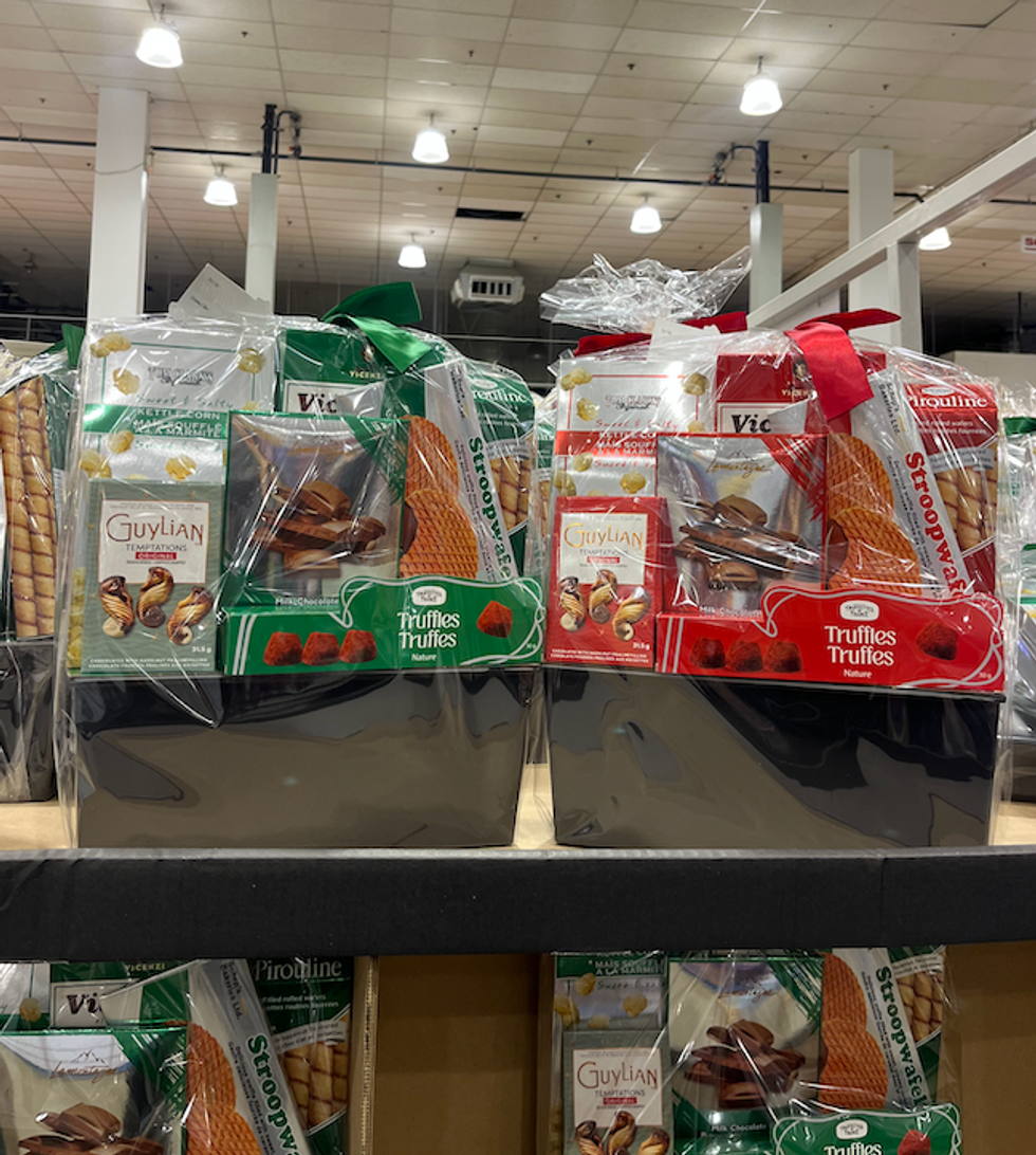 Ensemble-cadeau \u00ab R\u00e9v\u00e9lations sucr\u00e9es \u00bb, offert en vert ou rouge, comprenant plein de d\u00e9lices sucr\u00e9s.