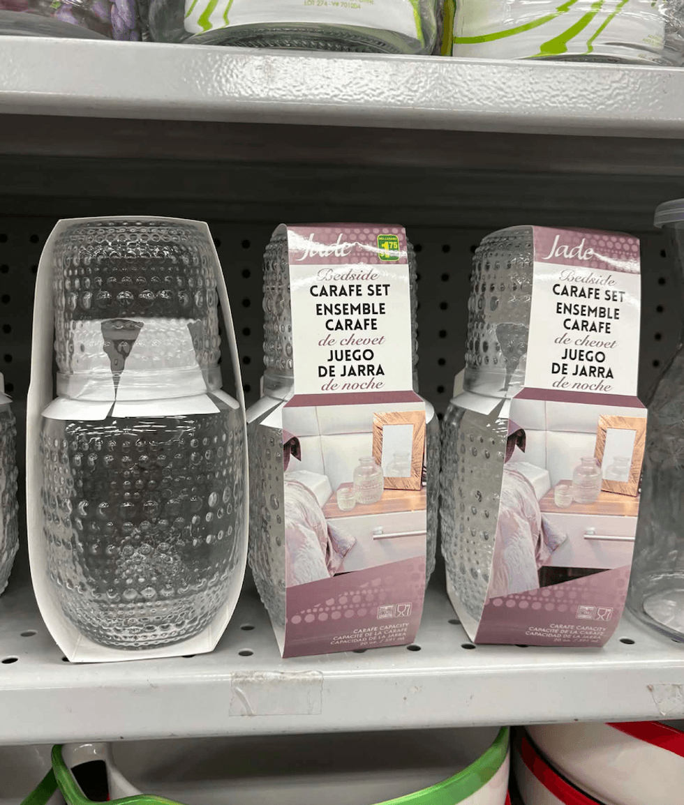 Ensemble carafe de chevet en verre textur\u00e9 avec verre-couvercle vendu au Dollarama.