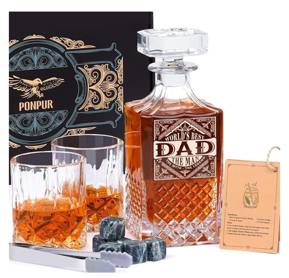 Ensemble complet pour le whisky avec deux verres et des cubes de glaces.