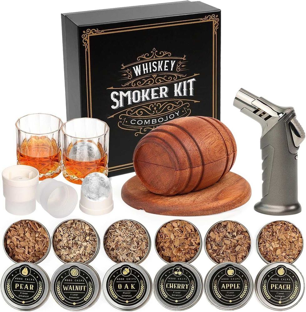 Ensemble comprenant un fumoir \u00e0 cocktail, une torche, six saveurs de copeaux de bois, deux verres et des accessoires pour ajouter une touche fum\u00e9e \u00e0 tes boissons et cr\u00e9ations culinaires \u00e0 vendre sur Amazon Canada.