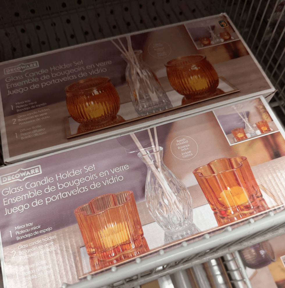 Ensemble d\u00e9co comprenant deux bougeoirs en verre, une bouteille pour diffuseur et un plateau miroir vendu au Dollarama.