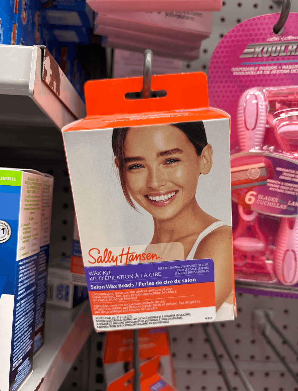 Ensemble d'\u00e9pilation \u00e0 la cire en vente sur les \u00e9tag\u00e8res du Dollarama.