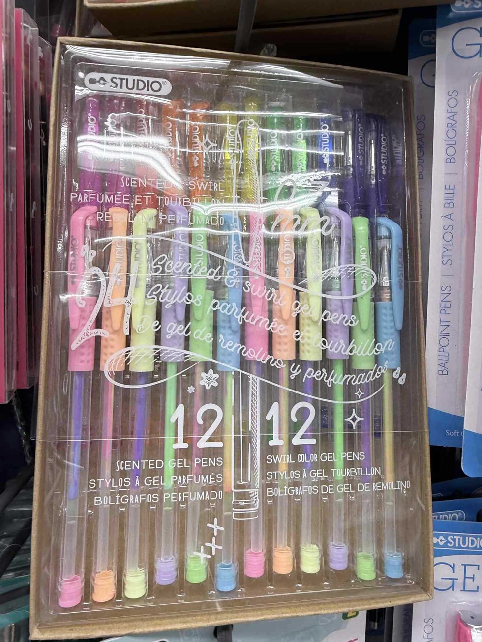 Ensemble de 12 stylos parfum\u00e9s au gel en vente au Dollarama pour 4,50 $.