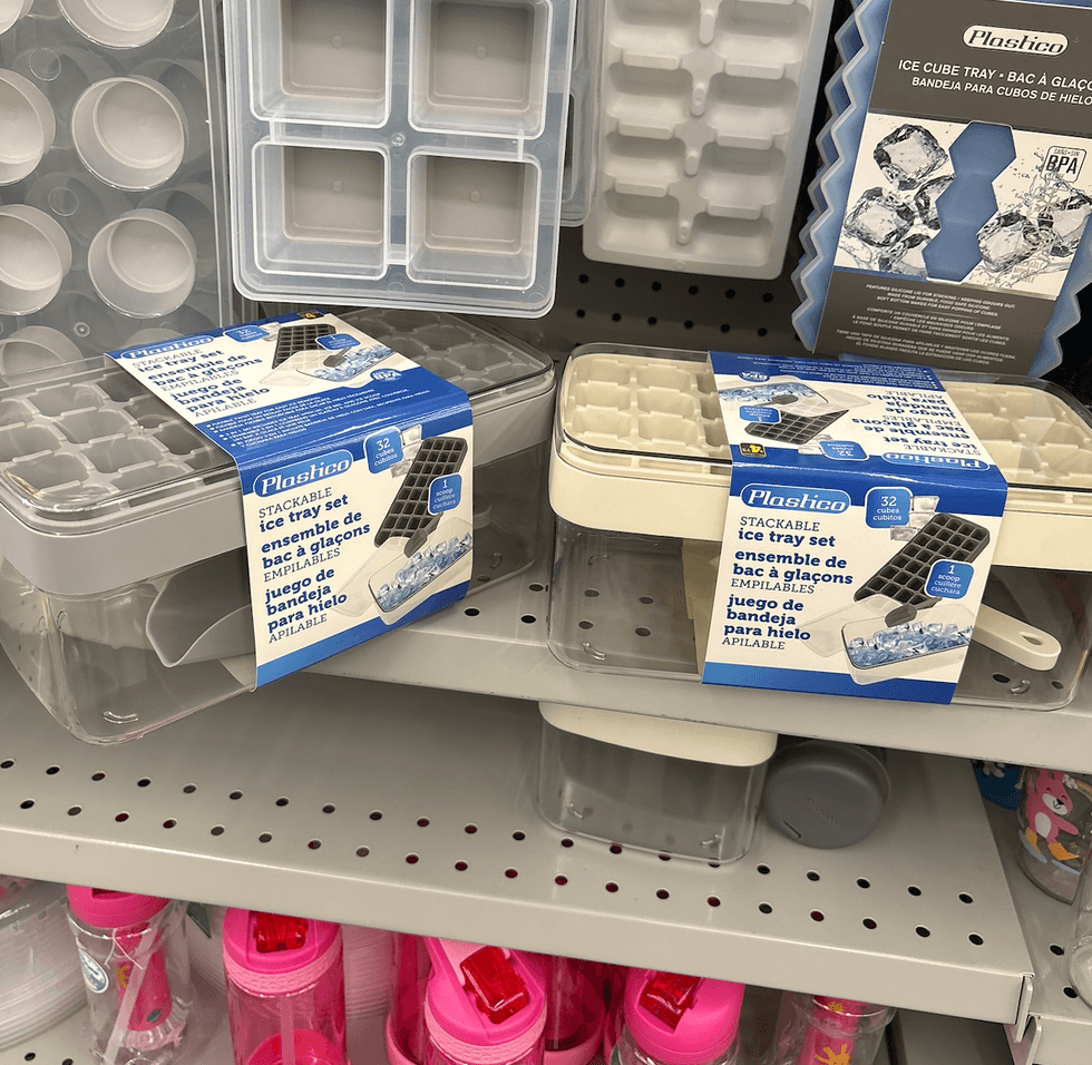 Ensemble de bac \u00e0 gla\u00e7ons sur les tablettes du Dollarama.
