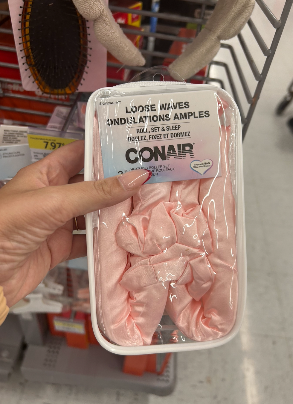 Ensemble de coiffure sans chaleur Conair rose au Walmart.