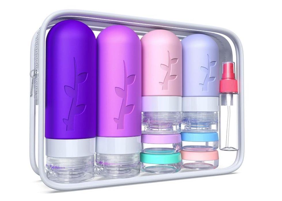 Ensemble de contenants de voyage r\u00e9utilisables pour articles de toilette.