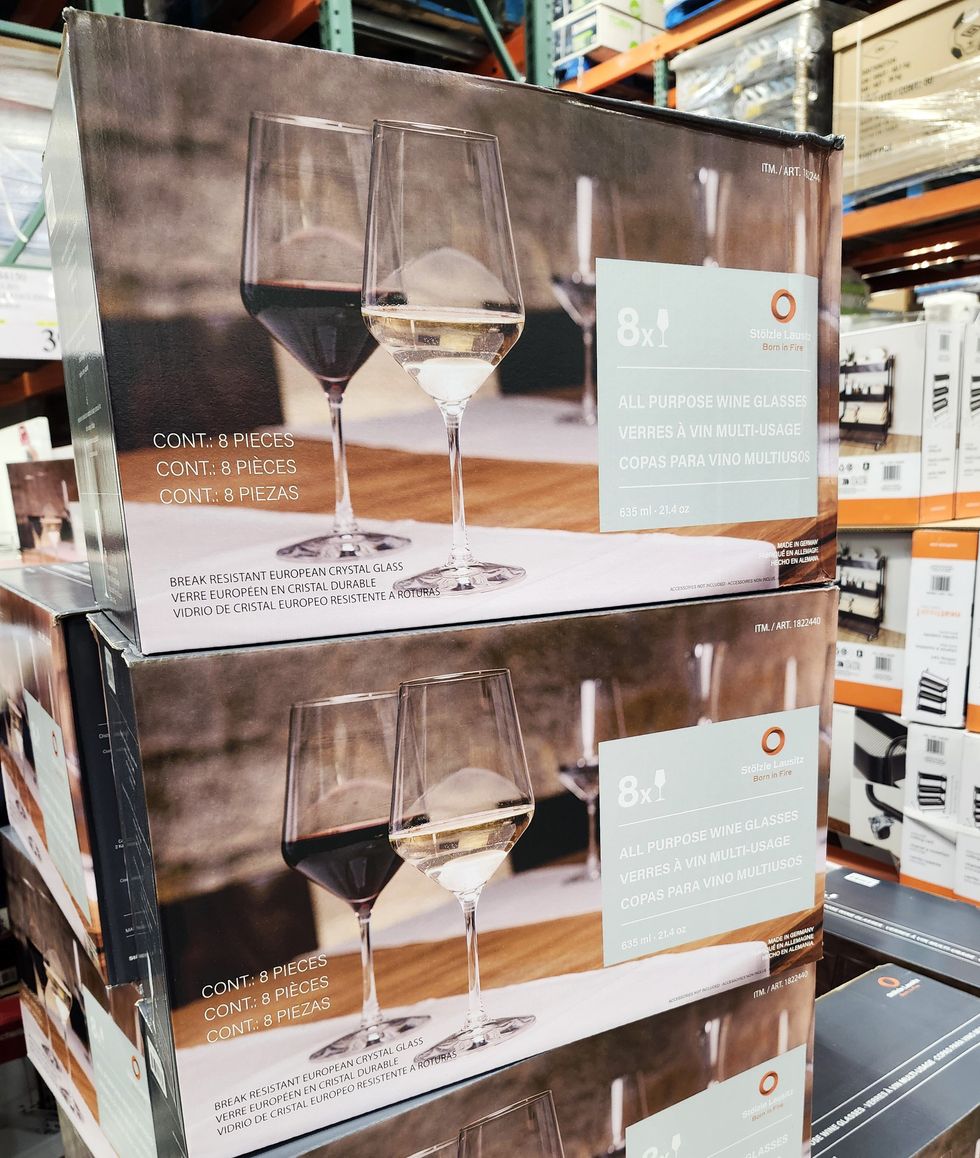 Ensemble de coupe \u00e0 vin en cristal.