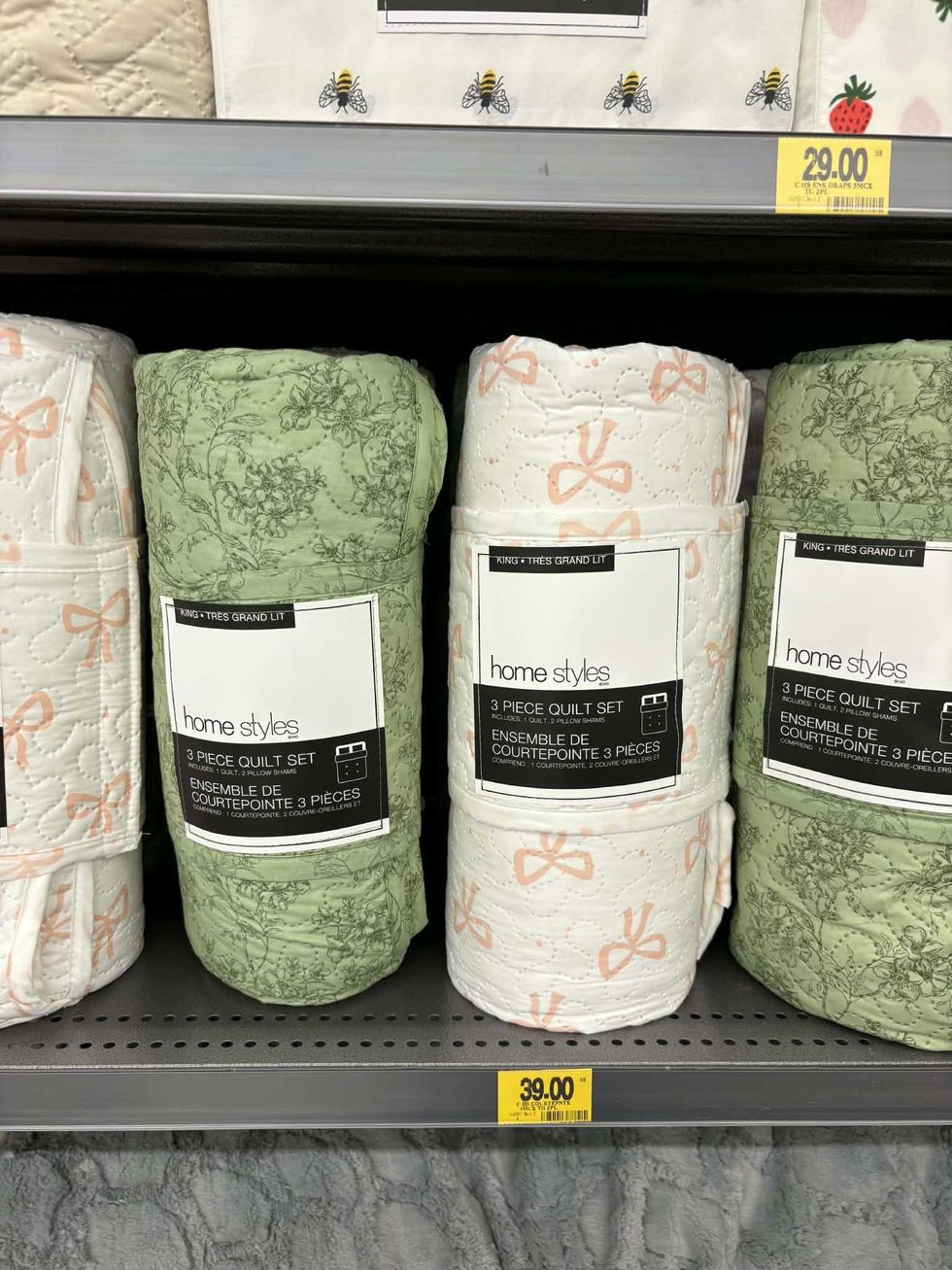 Ensemble de courtepointe 3 pi\u00e8ces, dont un mod\u00e8le vert \u00e0 imprim\u00e9 floral et un mod\u00e8le blanc avec boucles roses, \u00e0 vendre au Costco.