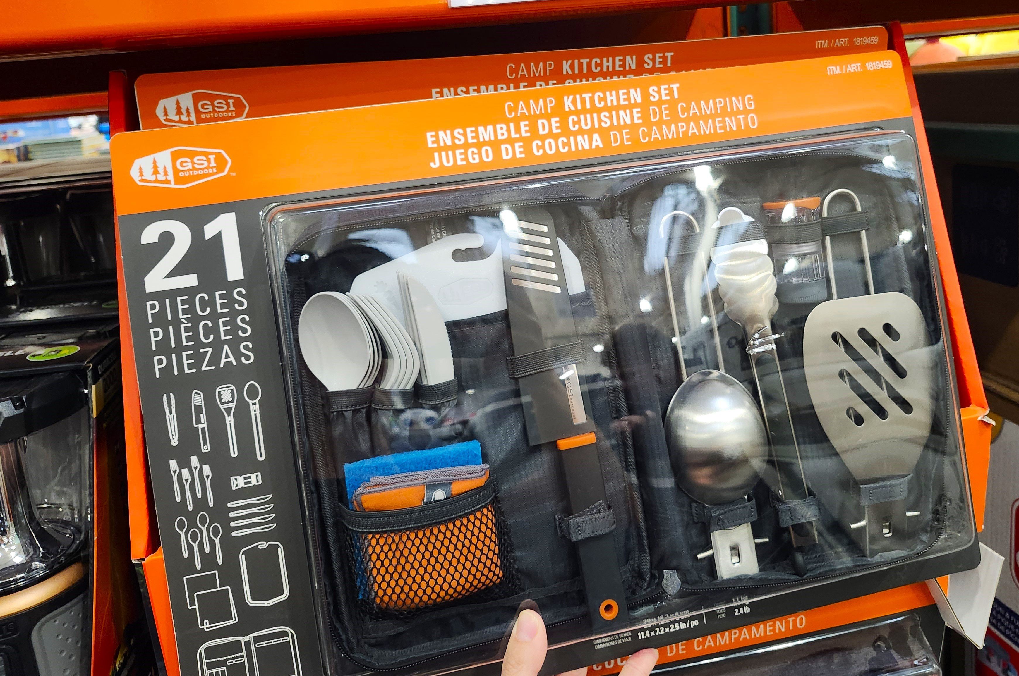 Ensemble de cuisine pour camping incluant 21 accessoires.