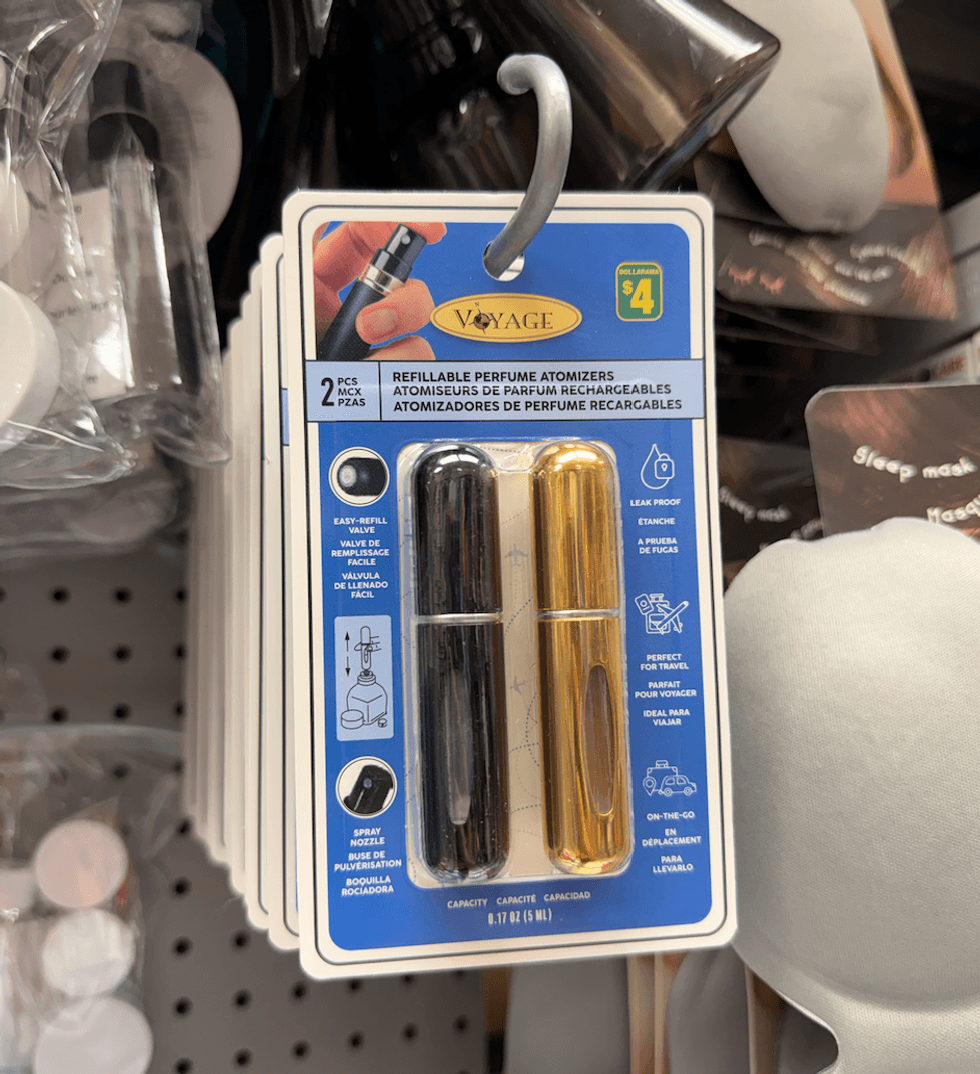 Ensemble de deux atomisateurs de parfum rechargeables noir et dor\u00e9 vendus chez Dollarama.