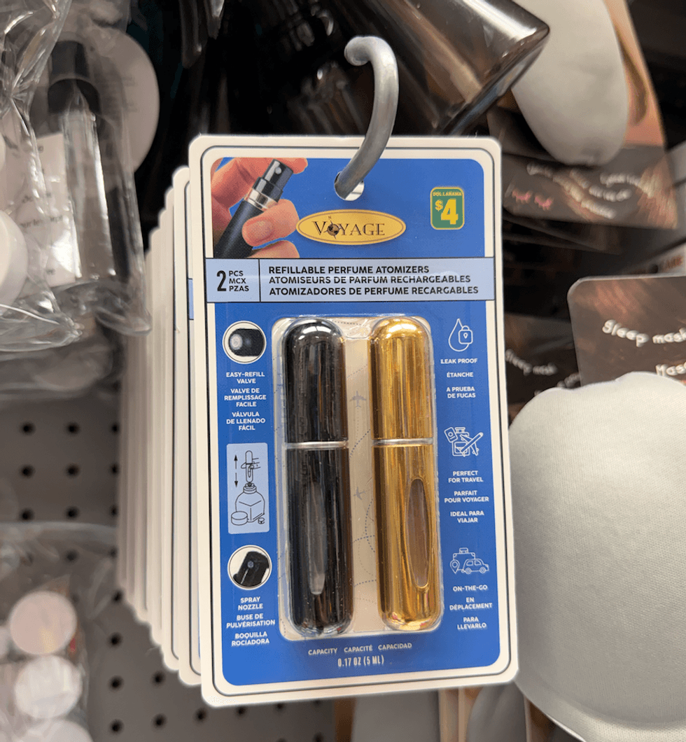 Ensemble de deux atomiseurs de parfum rechargeables noir et dor\u00e9 vendu au Dollarama.