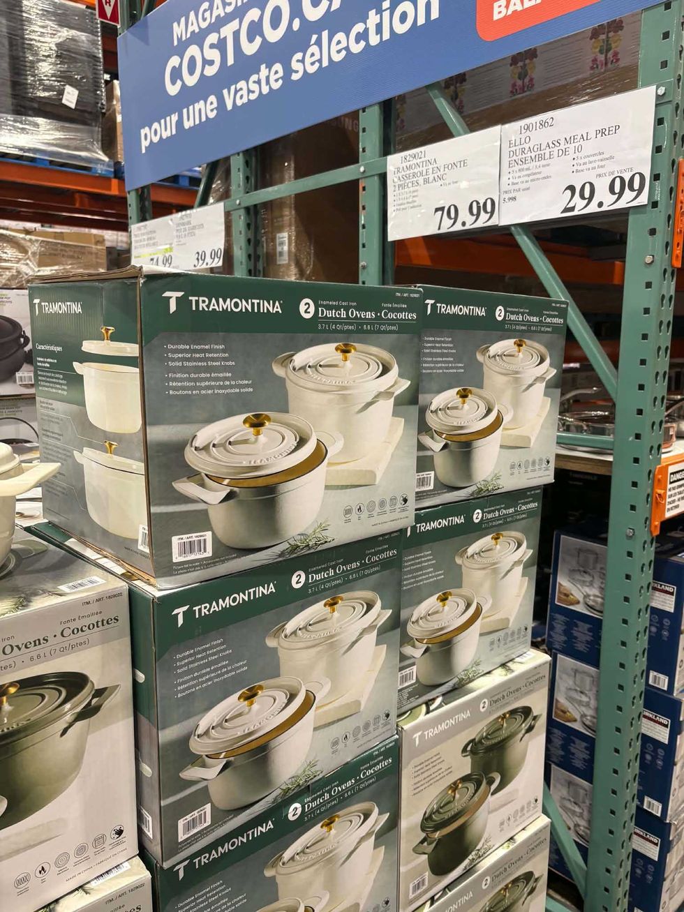 Ensemble de deux cocottes Tramontina en fonte \u00e9maill\u00e9e avec boutons dor\u00e9s au Costco.