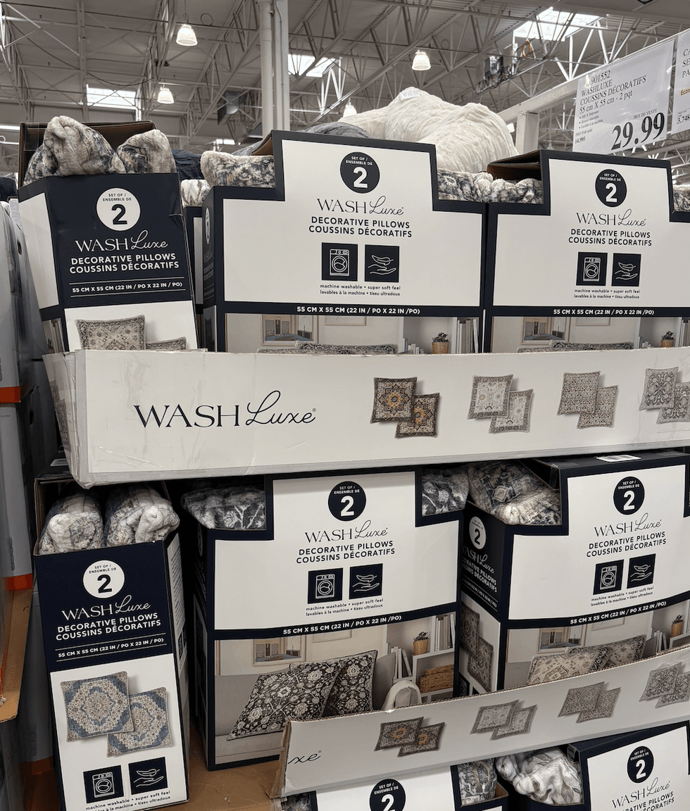 Ensemble de deux coussins d\u00e9coratifs WashLuxe au Costco.
