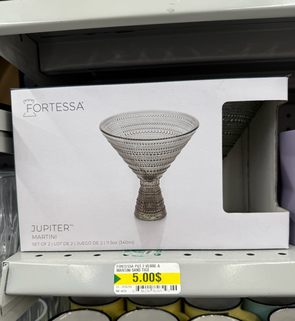 Ensemble de deux verres \u00e0 martini textur\u00e9s sans tige expos\u00e9s sur une tablette chez Dollarama.
