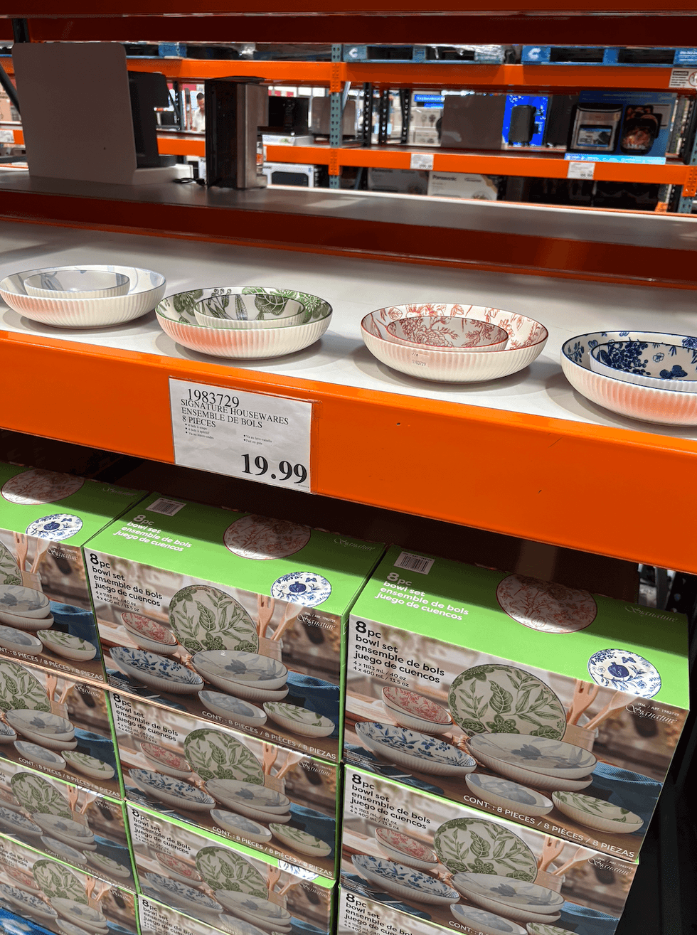 Ensemble de huit bols Signature Housewares aux motifs floraux au Costco.