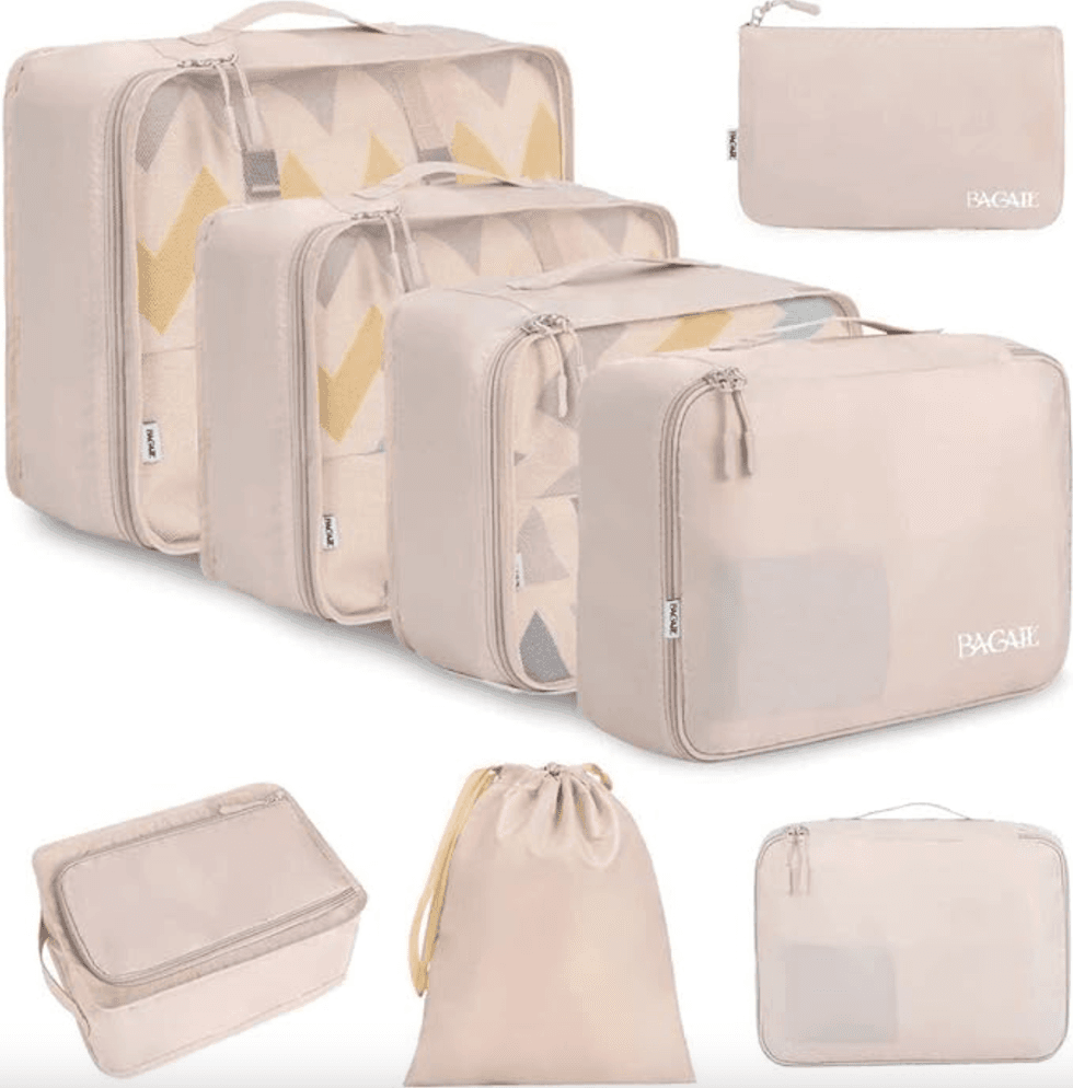Ensemble de huit cubes de rangement beiges pour organiser une valise.