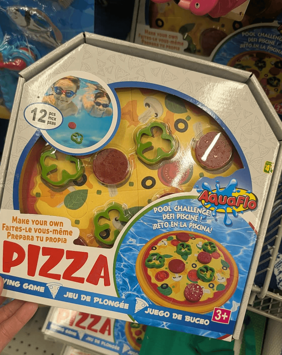 Ensemble de jeu de plong\u00e9e pour piscine en forme de pizza avec garnitures flottantes vendu chez Dollarama.