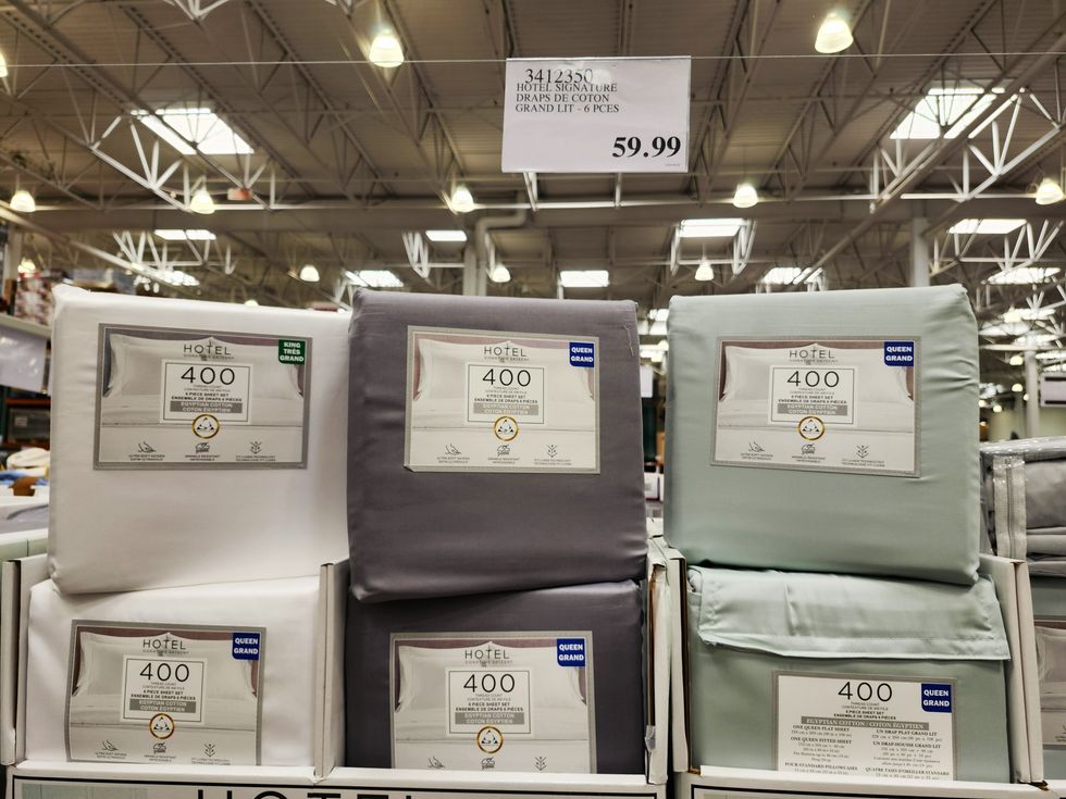 Ensemble de literie six morceaux de trois diff\u00e9rentes couleurs.