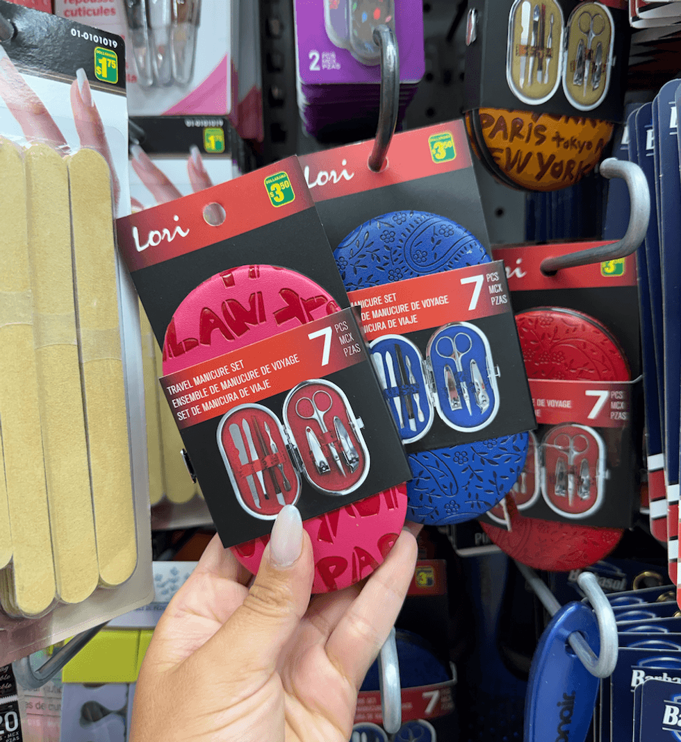 Ensemble de manucure compact comprenant sept outils de soin personnels vendu chez Dollarama.