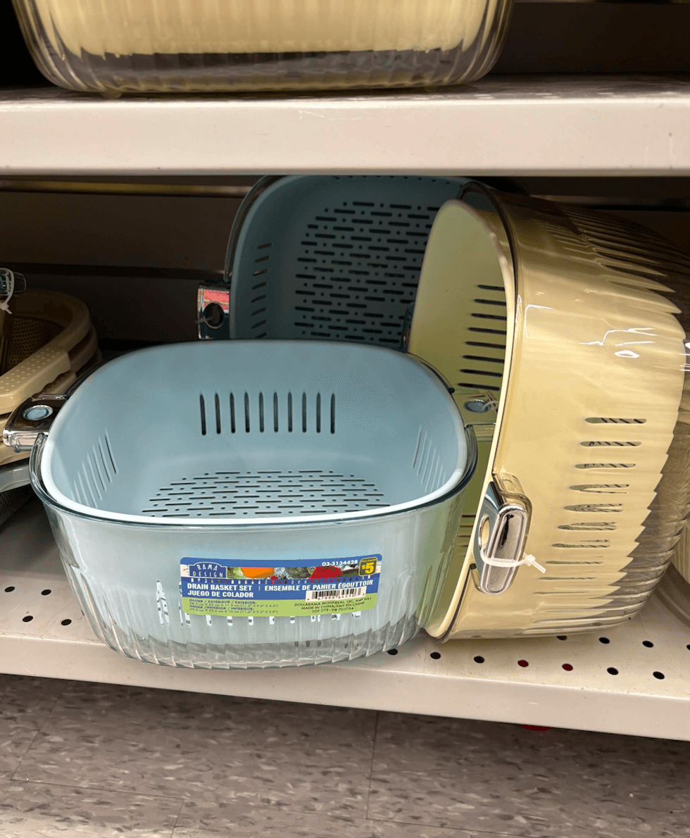 Ensemble de panier \u00e9gouttoir vendu au Dollarama en bleu ou jaune.