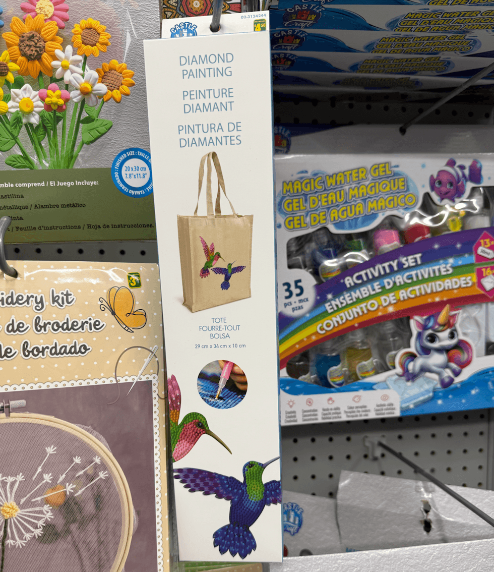 Ensemble de peinture \u00e0 diamants permettant de d\u00e9corer un sac fourre-tout avec des colibris color\u00e9s, vendu 4,50 $ chez Dollarama.