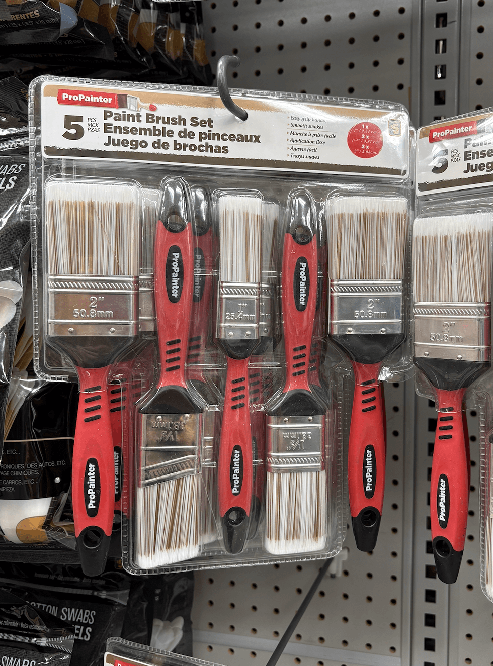 Ensemble de pinceaux sur les \u00e9tag\u00e8res du Dollarama.