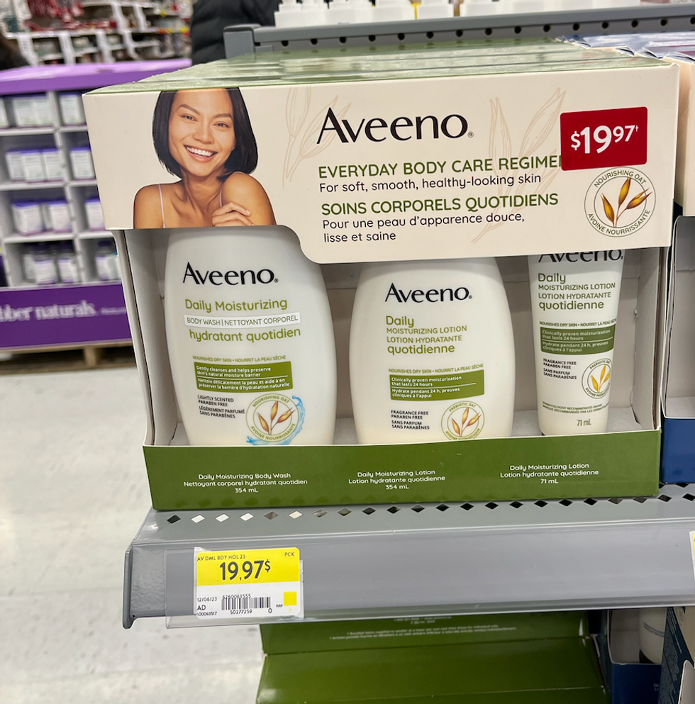 Ensemble de produits pour le corps sur une tablette.