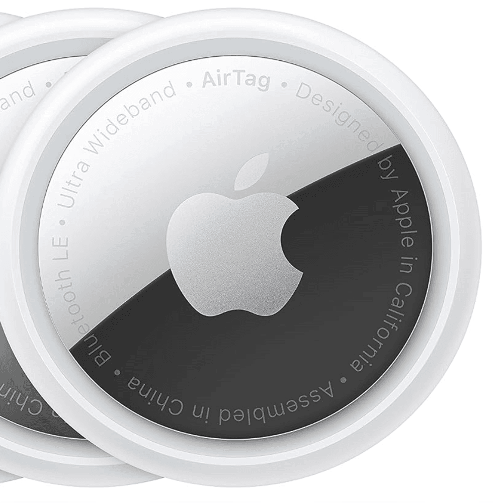 Ensemble de quatre Apple AirTag blancs.